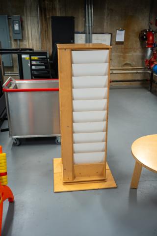 Spinning wood rack for magazines