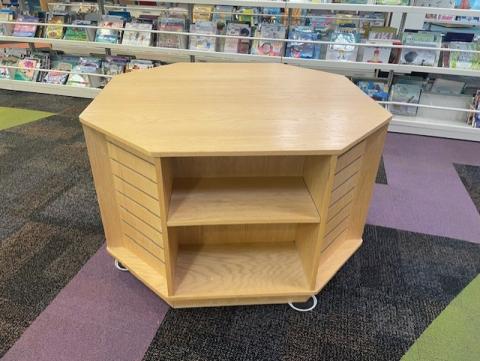light colored wood round display