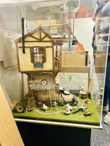 Old Woman in the Show model/miniature display