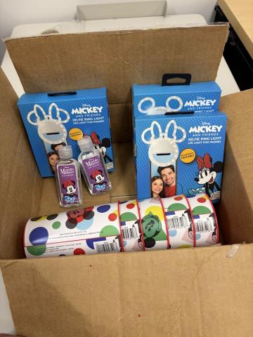 5 cups, 2 small hand sanitizers, 3 selfie lights