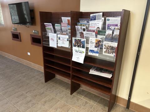 Freestanding shelving stand