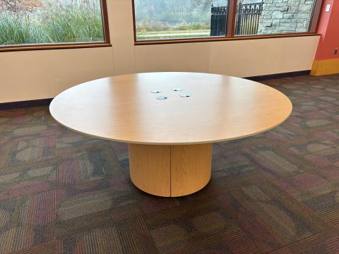 Round table, light wood